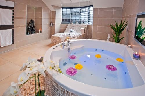 217112397 Windermere Boutique Hotel Spa Suites & Hot Tubs