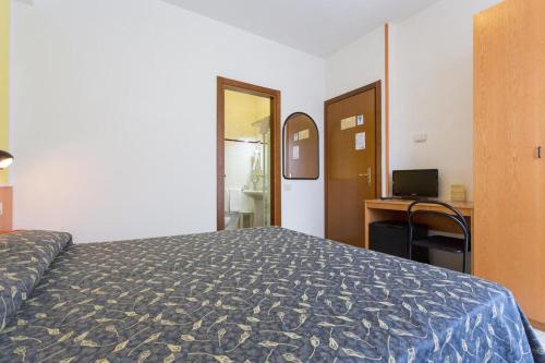 Double Room with Balcony image 8