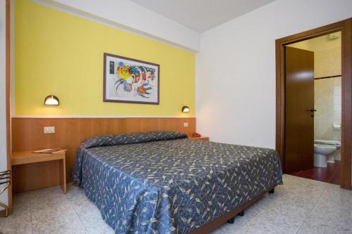 Double Room with Balcony image 10