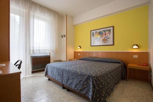 Double Room with Balcony image 9