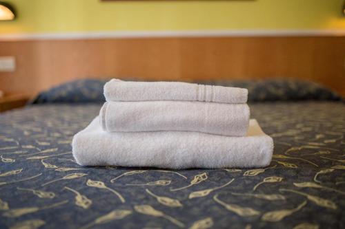 Double Room with Balcony image 6