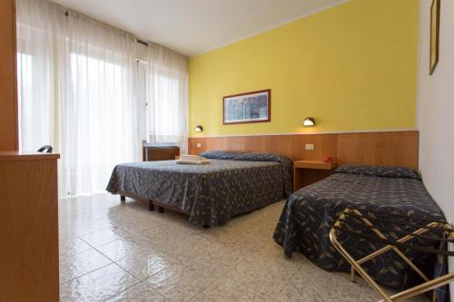 Double Room with Balcony image 7