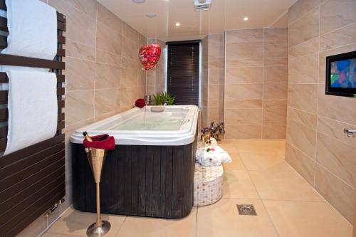217117497 Windermere Boutique Hotel Spa Suites & Hot Tubs