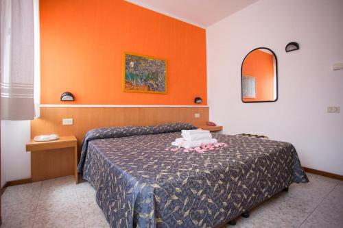 Economy Double Room image 6