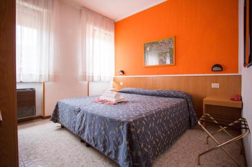 Double Room image 3