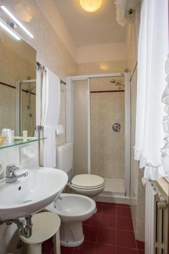 Double Room with Balcony image 4