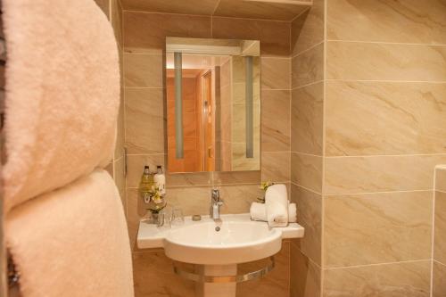 217123191 Windermere Boutique Hotel Spa Suites & Hot Tubs