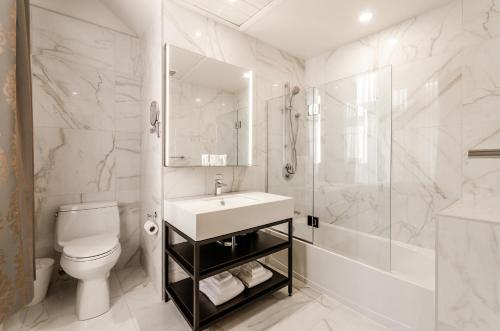 Queen Suite with Sofa Bed
