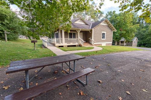 Two-Bedroom Deluxe Cottage with Three Double Beds ADA