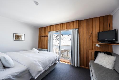 Deluxe Double or Twin Room with Mountain View