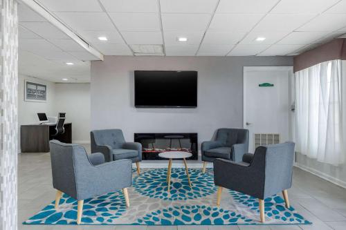 大堂, Suburban Studios at the University in 萊德希爾（南卡羅來納州）