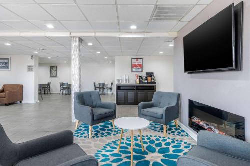 大堂, Suburban Studios at the University in 萊德希爾（南卡羅來納州）