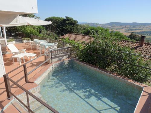  Big apartment in southern Tuscany with view and kid pool, Pension in Magliano in Toscana bei Pereta