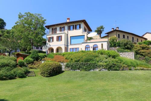 . Villa Rubino Apartment con giardino e jacuzzi vista lago