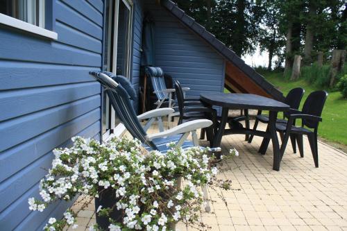 Maison bleue avec jardin a 6 km de la mer, parking prive, wifi