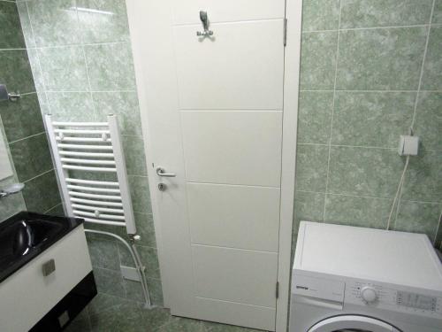 Designer Apartment in heart of city - River view! - image 4