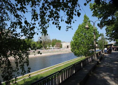 River View Nis - 65 square meters Designer Apartment in heart of city Park for free