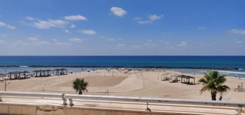 ชายหาด, maytoro in คาร์เมล บีช ฟรอนต์