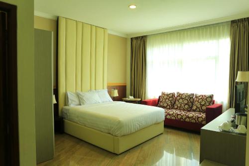 1 queen bed, 1 twin bed