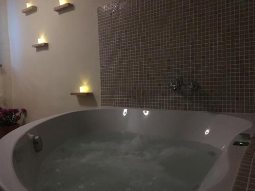 Pezsgőfürdő, Casa Rural Las Dalias con Hidromasaje in Villafranca Del Cid