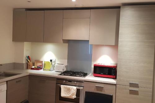 Sterling Modern Apartment, Greenhithe with Netflix & Amazon Music