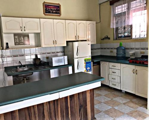 Kitchen, La Terraza Hostel in Flores