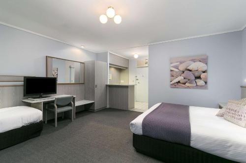 1 king bed, 1 twin bed