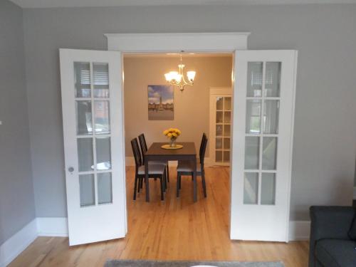 Beautiful, Clean, Quiet 2 BR-In Downtown Ottawa. Parking, WIFI and Netflix Included