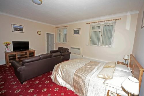 Balmoral Hotel - image 2