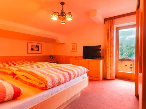 2 bedrooms, 7 beds