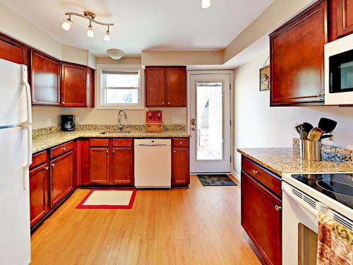 New Listing! 3 Charming Units 2 Blocks To Park Duplex - image 5