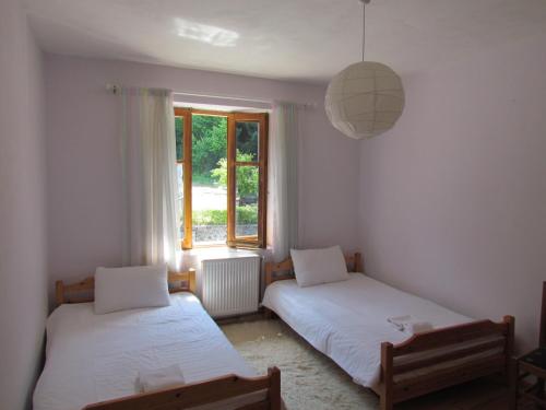 2 twin beds