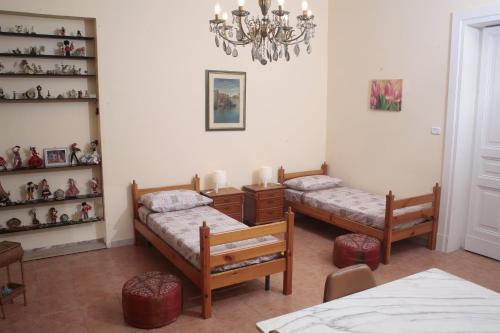 1 king bed, 2 twin beds