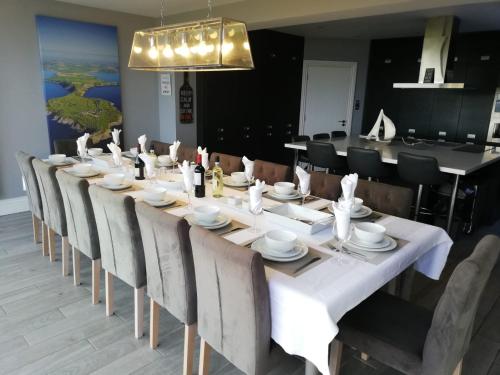 Ocean View,Kinsale, Hosted by Exquisite holiday homes, sleeps 22 in Мелоу