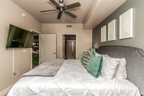 Shopping & Dining 1 mile - Pool View with Parking - 3002