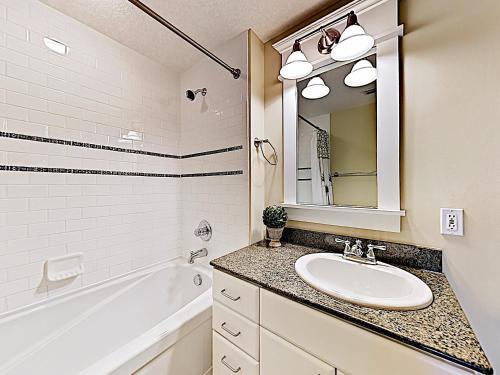 New Listing! Elegant Condo With Gulf Views & 3 Pools Condo - image 9