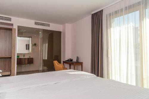 217411746 Amiral Hotel