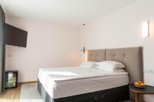 217411747 Amiral Hotel