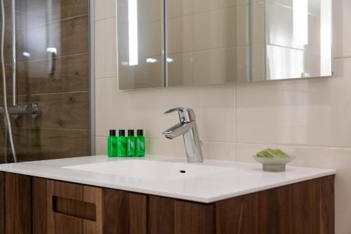 217411868 Amiral Hotel