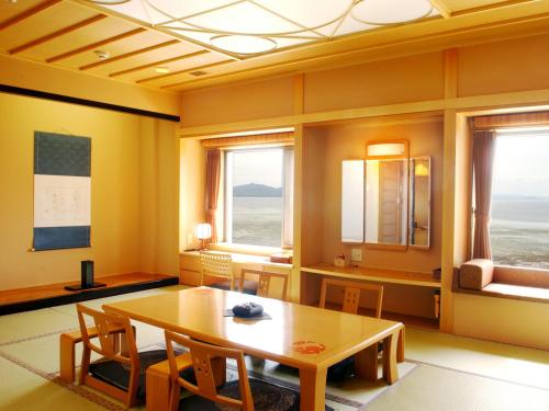 Japanese Style Room with Lake View Non-Smoking-Japanese Set Menu Dinner & Breakfast