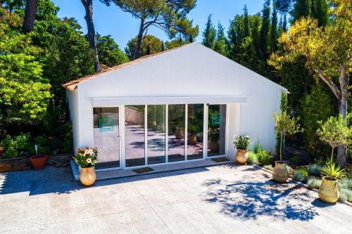 Facilities, Villa Catleya Appart Hotel near Le Coelacanthe