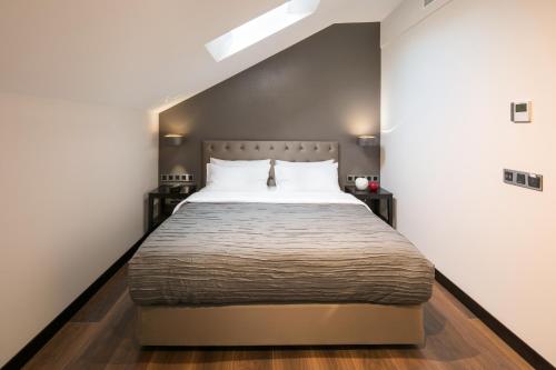 Small Double Room image 2
