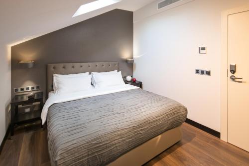 Small Double Room image 6