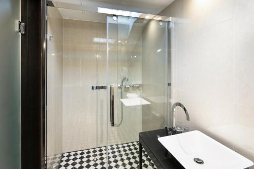 Small Double Room image 4