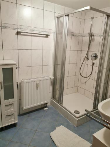 浴室, Ferienwohnungen Schallenberg - Groß-Umstadt- Fewo Nr-5 in 大烏姆施塔特