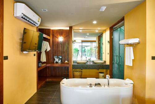 room detail thumbnail 2