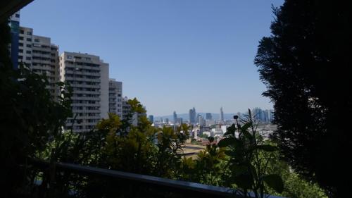 Guestroom with wide view and pool near city side, 2nd guest with extra bed possible, Frankfurt/Main (photo 8)