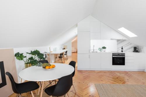  Trendy Bright Flat with Balcony by Host Wise in Porto