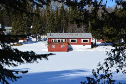 Kan-à-Mouche Pourvoirie Auberge et Chalets