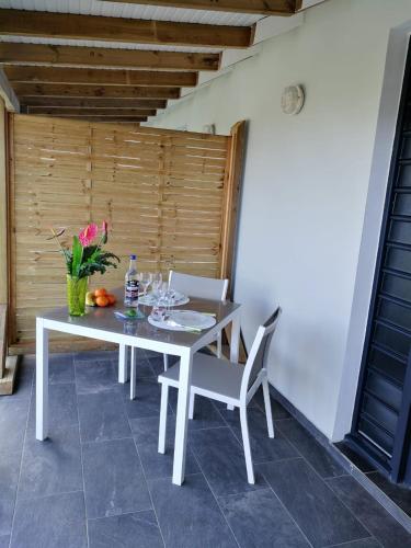 ZANNANNA F1 de charme tout equipe Le Moule avec piscine in Le Moule